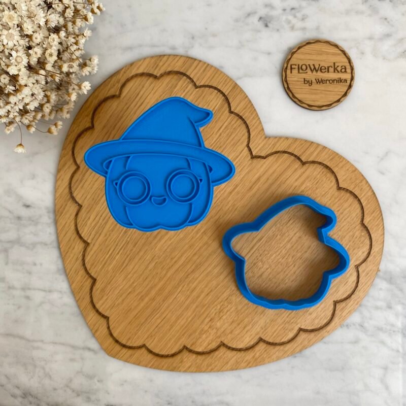 dynia-w-kapeluszu-foremka-stempel-flowerka3d-vampire-with-hat-cookie-cutter-and-stamp.jpg Foremka + stempel Dynia w kapeluszu