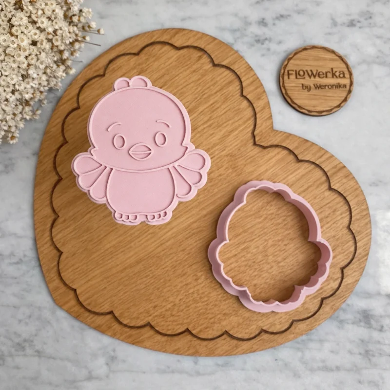 foremka-stempel-wykrawaczka-kurczaczek-tłuścioszek-flowerka3d Foremka + stempel Kurczaczek tłuścioszek