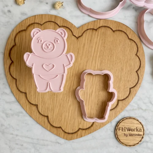 foremka-stempel-wykrawaczka-miś-uścisk-flowerka3d Foremka + stempel Miś walentynkowy