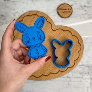 kroliczek-pizamka-foremka-stempel-flowerka-cookie-cutter-stamp-1.jpeg Foremka + stempel Króliczek piżamka