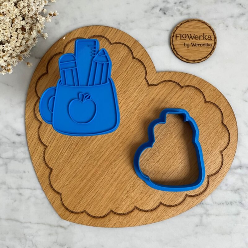 Foremka + stempel Kubek z przyborami szkolnymi