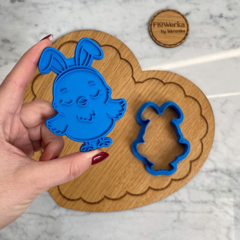 kurczak-w-przebraniu-foremka-stempel-flowerka-cookie-cutter-stamp.jpeg Foremka + stempel Kurczak w przebraniu