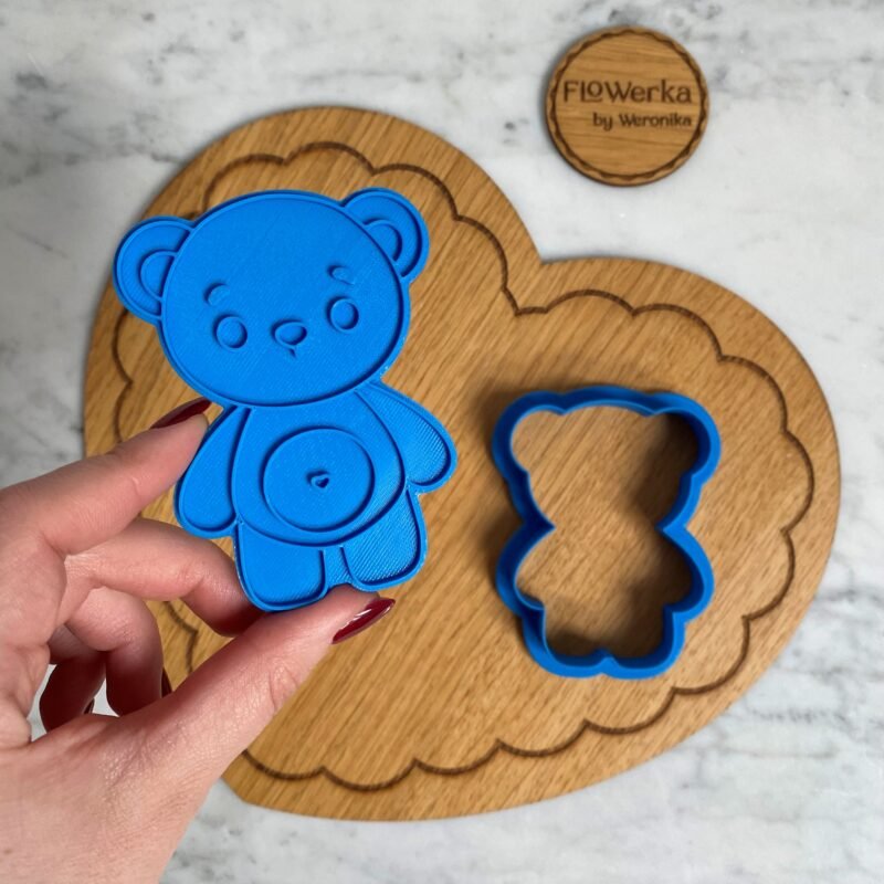 mis-foremka-stempel-flowerka-cookie-cutter-stamp.jpeg Foremka + stempel Miś maskotka
