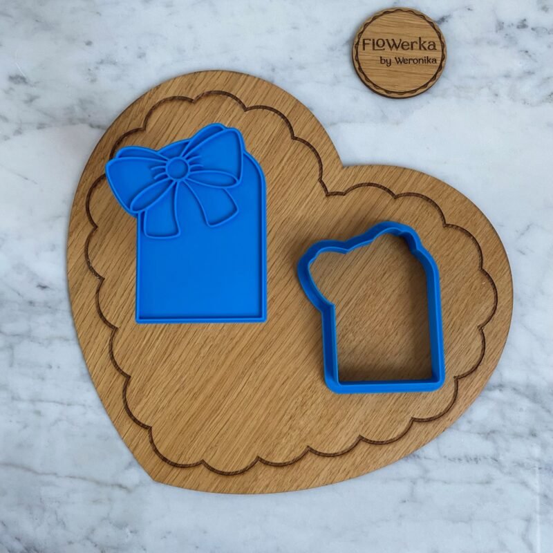 plakietka-z-kokardka-foremka-stempel-flowerka-cookie-cutter-stamp.jpeg Foremka + stempel Plakietka okno z kokardą