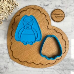 zajaczek-maskotka-girl-foremka-stempel-flowerka-cookie-cutter-stamp.jpg Foremka + stempel Zajączek maskotka 1