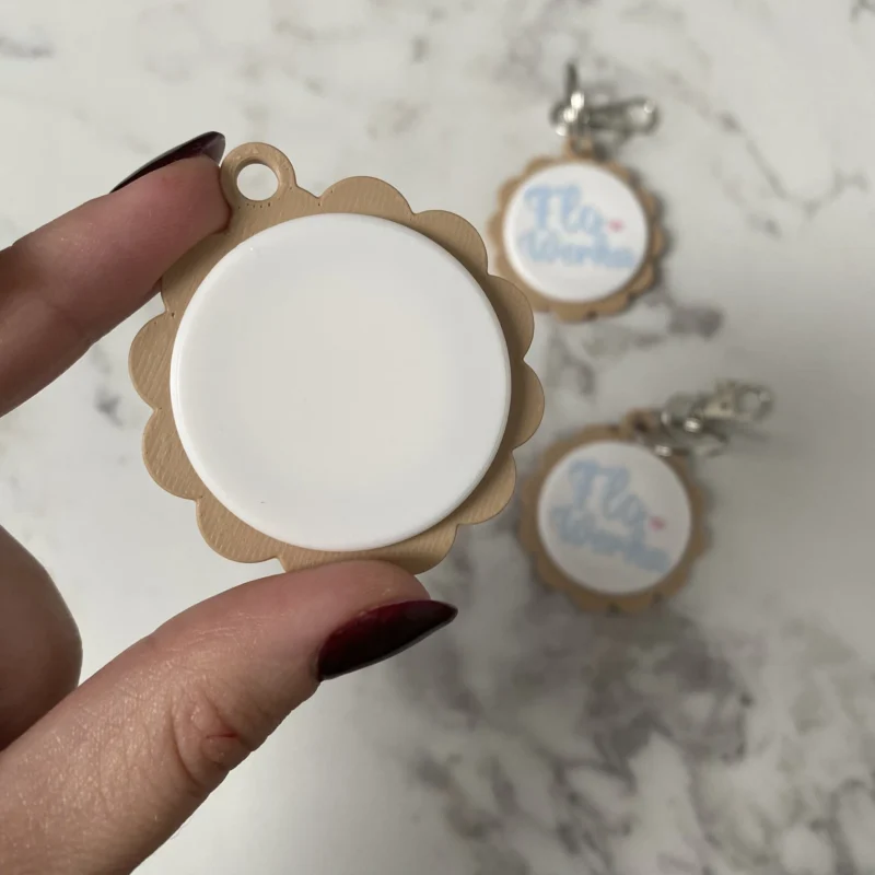 personalizowany-brelok-nfc-z-logo-flowerka3d (1) Brelok NFC z Twoim logo - dowolny kształt